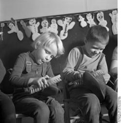 Kinder putzen ihre Stiefel für den Nikolaus, 1966