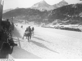 Hochbetrieb in St. Moritz! Moment aus dem Internationalen Trabrennen um den Preis von Chur in St. Moritz, 1927