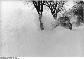 Räumfahrzeug befreit die Straße vom Schnee, Januar 1987