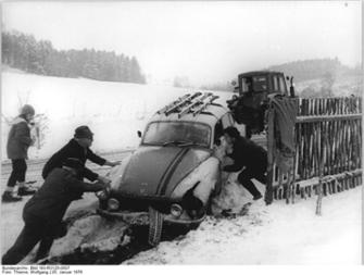 Unfall eines Autos im Winter, Januar 1956
