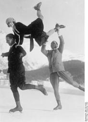 Eistänzer-Trio bei lustiger Akrobatik auf dem Eise.