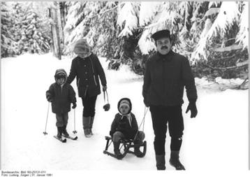 Winterspaziergang im Schnee mit der Familie, Januar 1981