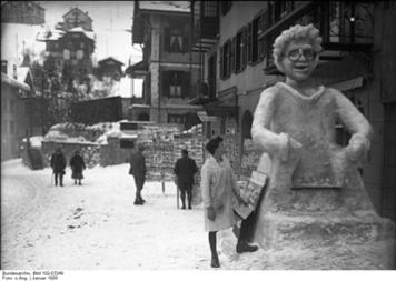 Schneeskulptur in den Straßen von St. Moritz. 1929