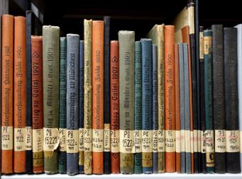 Bücher, die in einem Regal in der Bibliothek des Bundesarchivs in Berlin-Lichterfelde stehen