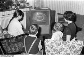In einem Wohnzimmer: Kinder sitzen vor dem Fernsehgerä, 1964