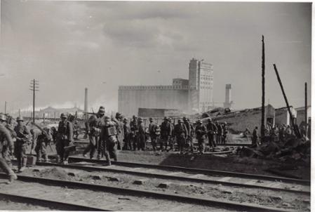 Deutsche Soldaten auf Bahngleisen vor erobertem Getreidesilo in Stalingrad, September 1942