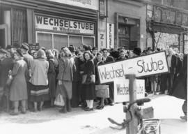 West-Berlin, Wittenbergplatz.- Währungsreform 1948/49. Menschenschlange vor einer Umtauschstelle, 1948/49