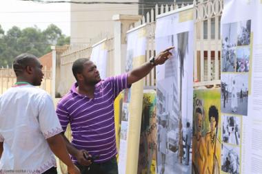 In Jaunde, Kamerun, erkennen die Ausstellungsbesucher abgebildete Bauwerke wieder