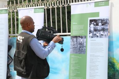 In Jaunde, Kamerun, findet die Ausstellung reges Medieninteresse