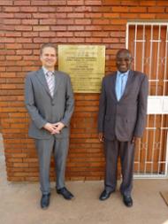  Kamerun, Jaunde.- Besuch von Mitarbeitern des Bundesarchivs beim Nationalarchiv von Kamerun, Dr. Barteleit und Prof. Simo vor dem Gebäude des Deutsch-Afrikanischen Wissenschaftszentrums