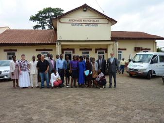  Kamerun, Jaunde.- Besuch von Mitarbeitern des Bundesarchivs beim Nationalarchiv von Kamerun, Gruppenbild