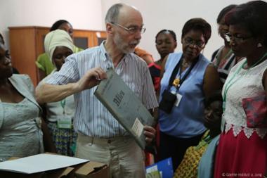 Bestandserhaltungs-Workshop im Nationalarchiv von Kamerun: Dr. Stein zeigt Akten des Kaiserlichen Gouvernements von Kamerun