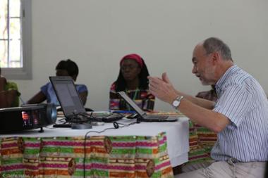 Bestandserhaltungs-Workshop im Nationalarchiv von Kamerun: Archivdirektor a.D. Dr. Wolfgang Stein vermittelt theoretische Grundlagen