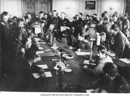 Unterzeichnung der Kapitulation der deutschen Wehrmacht am 8. Mai 1945 in Berlin-Karlshorst
