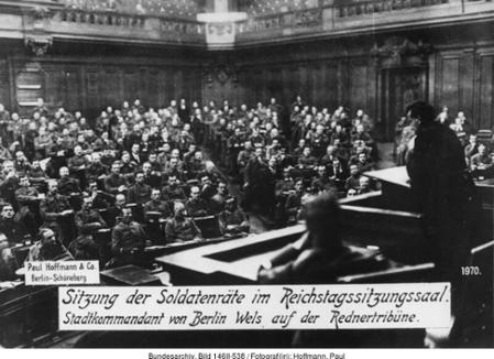 November-Revolution in Berlin.- Sitzung der Soldatenräte im Reichstagssitzungssaal.- Otto Wels als Redner, 21. November 1918 