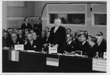 Bundeskanzler Adenauer auf der NATO-Konferenz