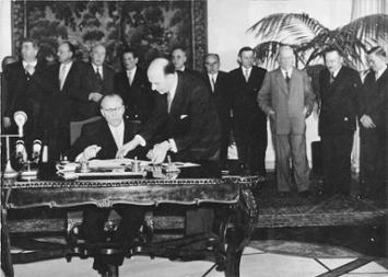 DDR-Ministerpräsident Grotewohl bei der Vertragsunterzeichnung