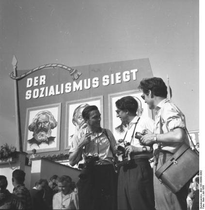 Bildreporter des ADN beim V. Parteitag der SED in Berlin, 1958 