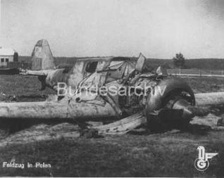 Aushangfoto: Zerstörtes polnisches Flugzeug
