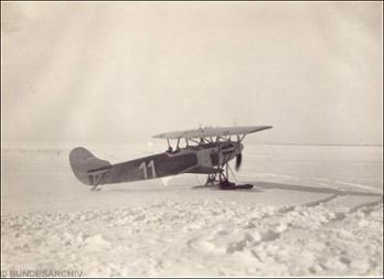 Fokker D XIII auf Schneekufen