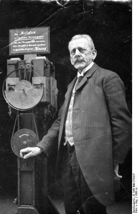 Max Skladanowsky und der am 1. November 1895 zum ersten Male öffentlich in Gebrauch genommene Original-Film-Projektor "Bioscop", 1936
