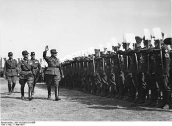 Reichsarbeitsführer Konstantin Hierl bei einem Appell auf dem Tempelhofer Feld, 1. Mai 1934