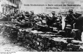 Regierungstruppen hinter Steinbarrikaden während der Straßenkämpfe in Berlin, März 1919