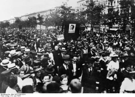 Trauerzug bei der Beerdigung von Rosa Luxemburg am 13. Juni 1919 auf dem Weg zum Friedhof in Berlin-Friedrichsfelde