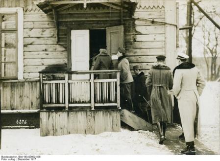 Friedensverhandlungen / Friedensvertrag von Brest-Litowsk.- Deutsche und österreichische Delegation beim Betreten des Sitzungsgebäudes, Dezember 1917