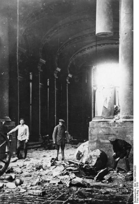 Zerstörungen am Berliner Schloss nach Beendigung der Kämpfe im Dezember 1918