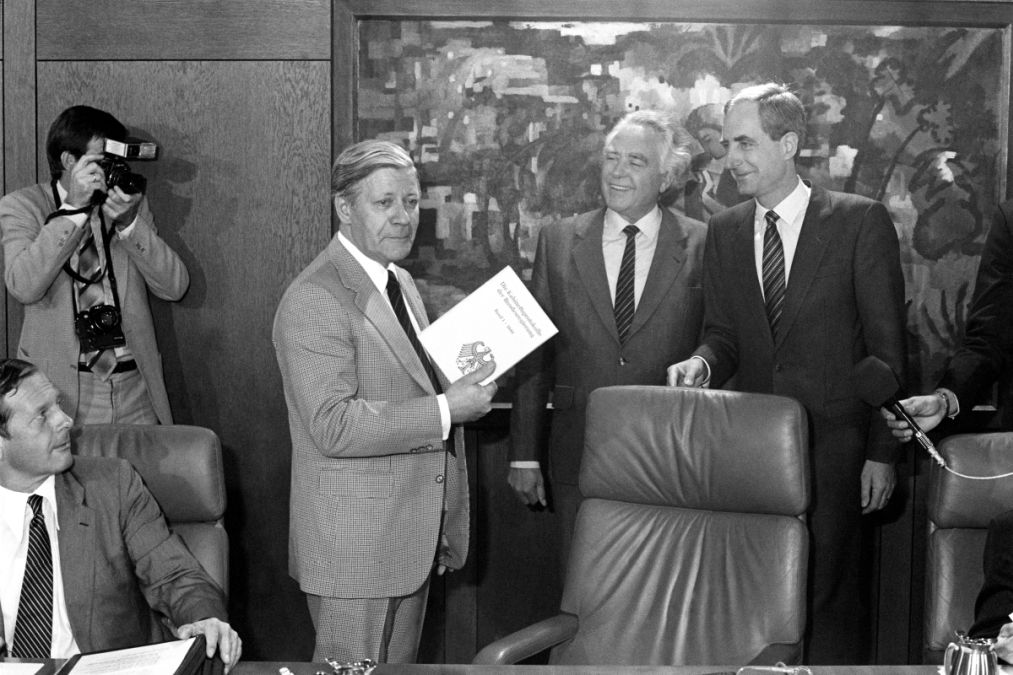 Helmut Schmidt am 29. September 1982 mit der Edition "Kabinettsprotokolle" Bild von Helmut Schmidt am 29. September 1982 mit der Edition "Kabinettsprotokolle"