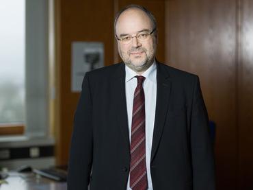 Porträtaufnahme des Präsidenten des Bundesarchivs, Prof. Dr. Michael Hollmann
