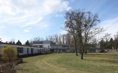 Außenansicht des Dienstgebäudes des Bundesarchivs in Hoppegarten (Filmrestaurierung)