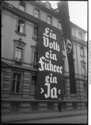 Berlin, Voßstraße, "Adolf-Hitler-Haus".- Plakat "Ein Volk ein Führer ein Ja" anlässlich der Reichstagswahlen und der Volksabstimmung über den Austritt Deutschlands aus dem Völkerbund, November 1933