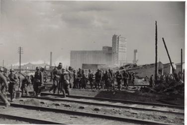 Deutsche Soldaten auf Bahngleisen vor erobertem Getreidesilo in Stalingrad, September 1942