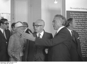 Bundespräsident Gustav Heinemann bei der Einweihung der Erinnerungsstätte für die Freiheitsbewegungen in der deutschen Geschichte, 26.06.1974