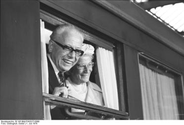 Verabschiedung auf dem Bahnhof Köln und Heimreise nach Essen des Altbundespräsidenten Gustav Heinemann und seiner Gattin; Ehepaar Heinemann am Zugfenster, 01.07.1974