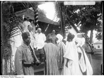 Wilhelm Solf, Staatssekretär des Reichskolonialamts, und Karl Ebermaier, Gouverneur von Kamerun, sowie Vertreter der Haussa-Bevölkerung von Jaunde, 1913