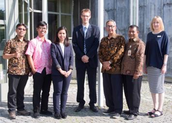 Mitglieder einer Archivdelegation aus Indonesien mit ihren Gastgebern vor dem Bundesarchiv in Koblenz, August 2017