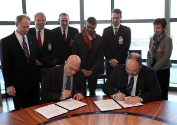 Unterzeichnung eines Kooperationsvertrages mit dem United States Holocaust Memorial Museum in der US-Botschaft in Berlin, Februar 2014