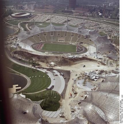 Blick vom Fernsehturm auf das Olympia-Gelände mit Olympiastadion, ca. Mai/Juni 1972