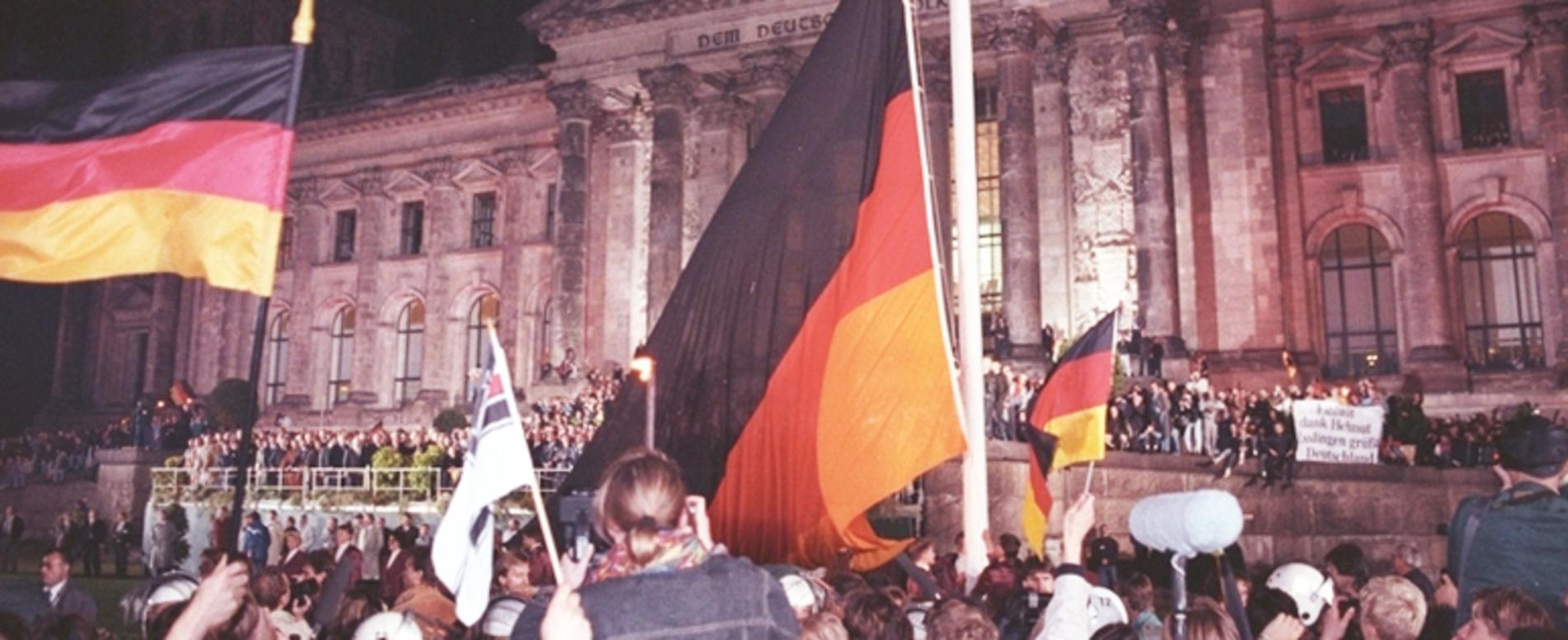 Wiedervereinigung.Hunderttausende Menschen  waren dabei, als vor dem Reichstag die schwarz-rot-goldene Bundesfahne gehisst wurde. 3. Oktober 1990