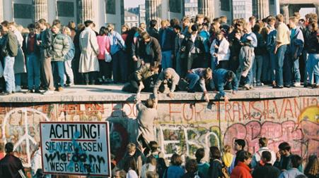 Ost- und West-Berliner klettern auf die Mauer am Brandenburger Tor