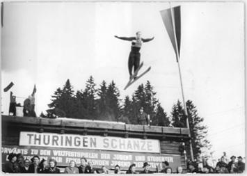 Zweite Wintersportmeisterschaften vom 11. bis 18. Februar 1951 in Oberhof. Skispringer G. Richter an der Thüringer Schanze beim ersten Sprung.
