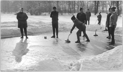 Eisstockschießen. Auf dem Teich im Stadtpark, eine der 17 Eisflächen in Karl-Marx-Stadt (heute: Chemnitz), herrscht reges Treiben der Wintersportler. 18. Januar 1966 