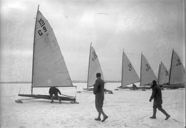 Faszination Eissegeln: Der Startschuss zur großen Eissegel-Regatta auf dem Rangsdorfer See bei Berlin ist gefallen. Februar 1935