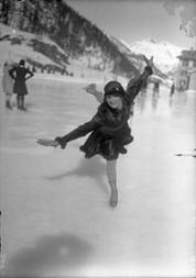 Die Weltmeisterin im Eiskunstlauf Sonja Henie beim Kunstlauf, 1932/33.