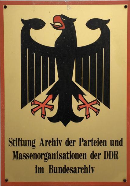 Bildunterschrift: Türschild am Eingang des Dienstsitzes der SAPMO in Torstr. 1 in Berlin-Mitte