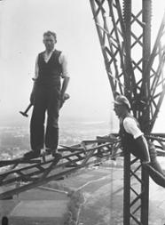 Arbeiter auf einem Funkturm, Juli 1925