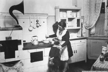 Rundfunk hören während der Hausarbeit, 1925